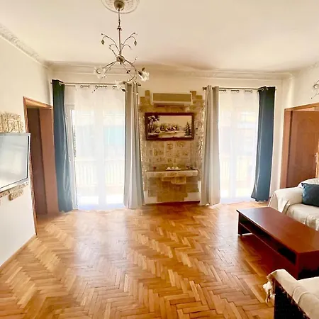 Neoclassical 2bed In Kallimarmaro Athens